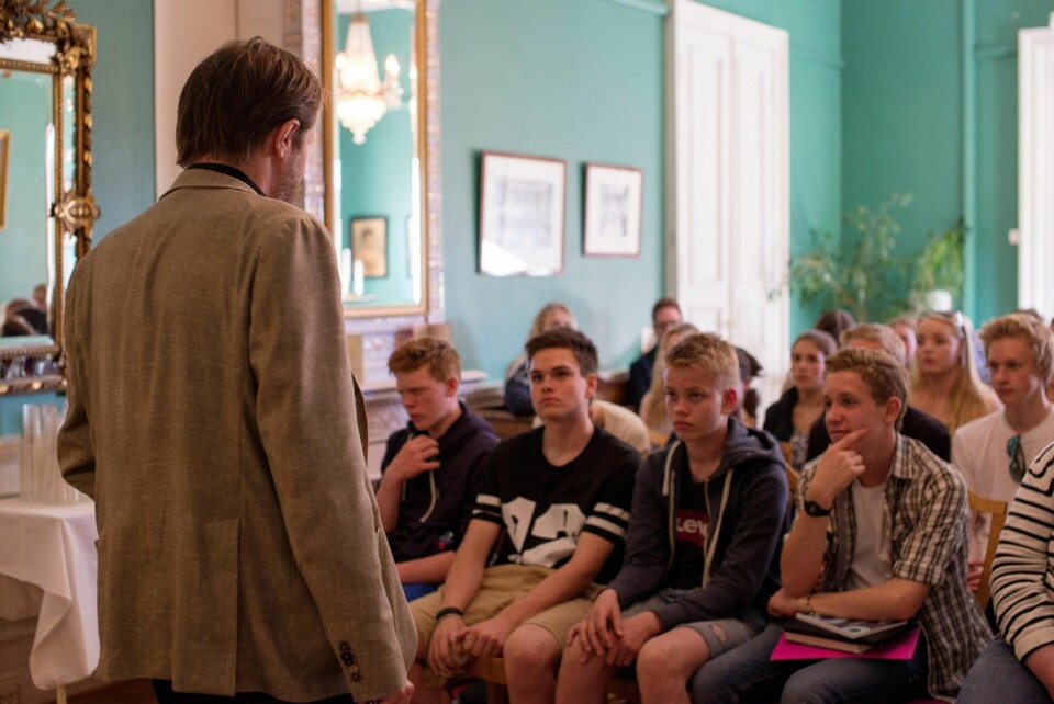 Mange ungdommer er gode på litteraturens . Det blir vanskeligere når de kommer til litteraturens . Forfatter Tom Egeland framfor ungdomsskoleklasse under Litteraturfestivalen på Lillehammer i anledning Uprisen.