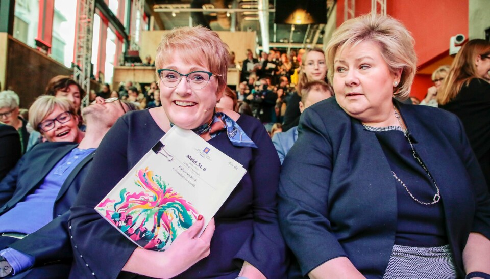 Kulturminister Trine Skei Grande og statsminister Erna Solberg før presentasjonen av den nye kulturmeldinga på Vega scene i Oslo fredag.