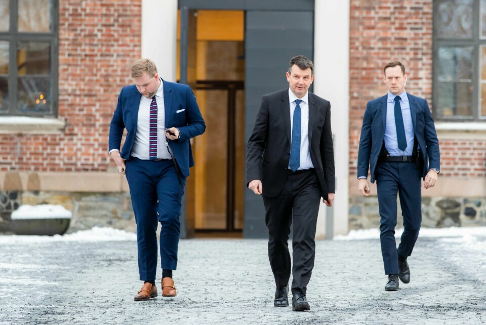 Justisminister Tor Mikkel Wara møtte pressen fredag etter å ha blitt utsatt for politisk motivert hærverk på boligen og bilen natt til torsdag.