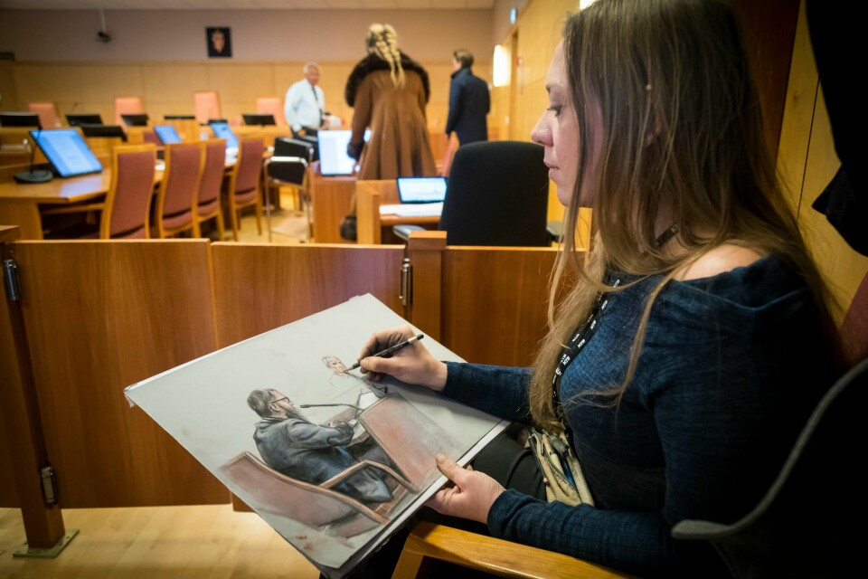 Rettstegner Ane Hem tegner den tiltalte for drapet på Janne Jemtland, samt politibetjent Trond Blikstad og aktor Iris Øsp Lydsdottir Storås, under rettssalen i saken mot Jemtlands drapstiltalte ektemann tirsdag. Mange flere kvinner enn menn er ofre for partnerdrap.