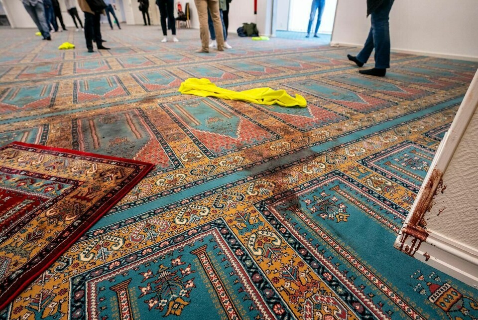 TERROR: Blod på gulvet etter basketaket da Philip Manshaus tok seg inn i Al-Noor-moskeen i Bærum. Før moské-angrepet hadde han drept sin stesøster, Johanne Zhangjia Ihle-Hansen.