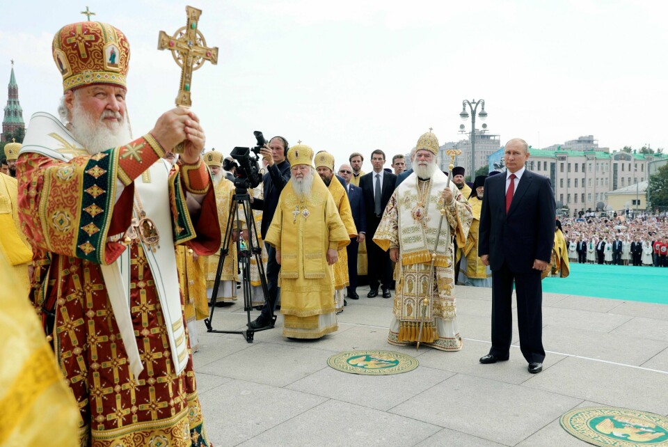 Patriark Kirill (til venstre) og hans russisk-ortodokse kirke er en nær alliert med Russlands president Vladimir Putin. Her sammen på en seremoni i sommer under 1030-årsmarkeringen for prins Vladimirs kristning av det russiske Kievriket.
