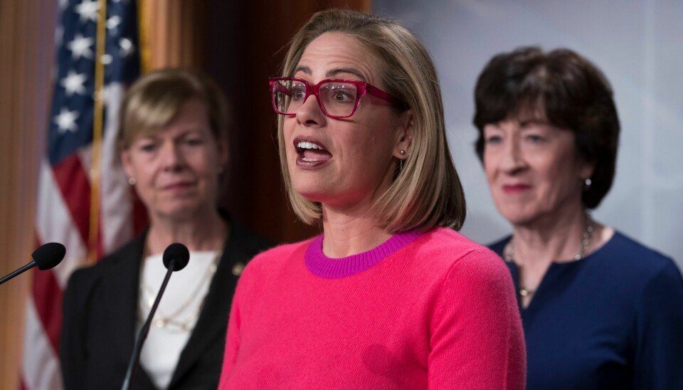 Tre kvinnelige senatorer som er blant dem som sto bak loven om likekjønnet ekteskap, fra venstre demokratene Tammy Baldwin og Kyrsten Sinema og republikanske Susan Collins, snakker til pressen etter at loven er vedtatt. Foto: J. Scott Applewhite / AP / NTB Tre kvinnelige senatorer som er blant dem som sto bak loven om likekjønnet ekteskap, fra venstre demokratene Tammy Baldwin og Kyrsten Sinema og republikanske Susan Collins, snakker til pressen etter at loven er vedtatt. Foto: J. Scott Applewhite / AP / NTB