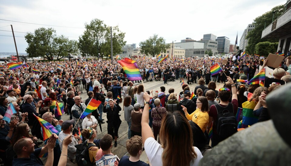 Minnemarkering på Rådhusplassen etter terrorangrepet i Oslo 25. juni. Nå åpner Oslo-politiet for at Pride-paraden muligvis kan avholdes i løpet av høsten, etter at den ble avlyst som følge av angrepet. Mandag kveld er det et massivt oppmøte ved Oslo rådhus. Foto: Geir Olsen / NTB