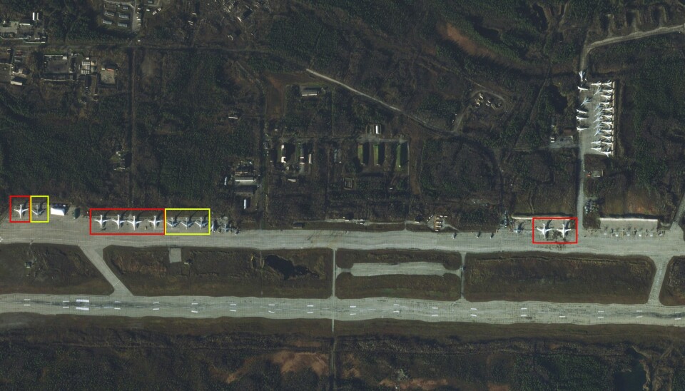 Et satellittbilde tatt 7. oktober viser sju strategiske bombefly av typen Tu-160 (markert i rødt) og fire Tu-95-fly (markert i gult) på Olenja-flybasen på Kolahalvøya. Foto: Planet Labs / Faktisk Verifiserbar / NTB Et satellittbilde tatt 7. oktober viser sju strategiske bombefly av typen Tu-160 (markert i rødt) og fire Tu-95-fly (markert i gult) på Olenja-flybasen på Kolahalvøya. Foto: Planet Labs / Faktisk Verifiserbar / NTB