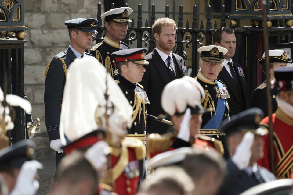 Prins Harry (bak til venstre for kong Charles) føler seg ikke trygg når han og familien besøker Storbritannia. Bildet er tatt under dronning Elizabeths begravelse i London i september.Foto: Heiko Junge / NTB Prins Harry (bak til venstre for kong Charles) føler seg ikke trygg når han og familien besøker Storbritannia. Bildet er tatt under dronning Elizabeths begravelse i London i september.Foto: Heiko Junge / NTB