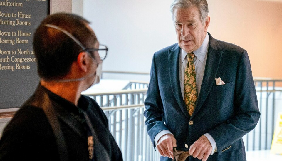 ANGREPET: Paul Pelosi, mannen til toppolitikeren Nancy Pelosi fikk brudd på hodeskallen under fredagens angrep. Men ifølge legene vil han bli helt bra igjen. Paul Pelosi, mannen til toppolitikeren Nancy Pelosi fikk brudd på hodeskallen under fredagens angrep. Men ifølge legene vil han bli helt bra igjen. Foto: AP / NTB