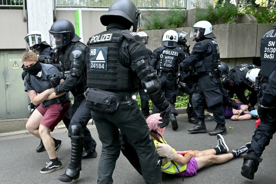Politiet fjerner demonstranter som blokkerer veien i nærheten av messehallen Grugahalle, der AfD holdt sitt landsmøte i helgen. Politiet fjerner demonstranter som blokkerer veien i nærheten av messehallen Grugahalle, der AfD holdt sitt landsmøte i helgen. Foto: Henning Kaiser / DPA via AP / NTB