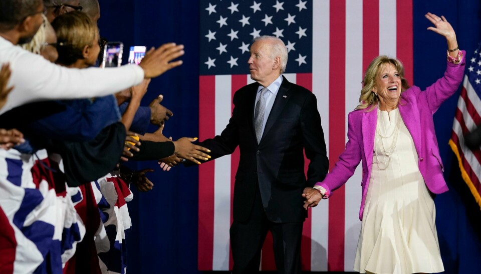USAs president Joe Biden på et valgmøte for Demokratenes guvernørkandidat i Maryland, Wes Moore. Presidenten kan trolig glise selv om det blir et valgtap tirsdag. USAs president Joe Biden på et valgmøte for Demokratenes guvernørkandidat i Maryland, Wes Moore. Presidenten kan trolig glise selv om det blir et valgtap tirsdag. Foto: Susan Walsh / AP / NTB