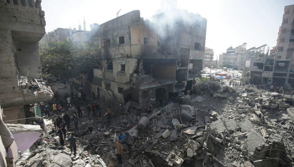 Utbombede bygninger etter en israelsk militæroperasjon i Nuseirat på Gazastripen 8. juni. Foto: Jehad Alshrafi / AP / NTB Palestinere ved den utbombede Nuseirat flyktningleiren sist uke. Det siste året er palestinerne blitt en stor gruppe av internt fordrevne i verden. Til sammen er rundt 70 millioner mennesker flyktninger i eget land. Foto: Jehad Alshrafi / AP / NTB