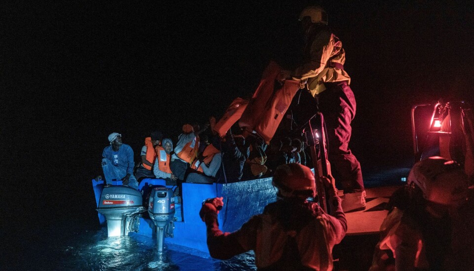 Flere redningsskip driftet av ikke-statlige organisasjoner har i flere år drevet redningsarbeid i Middelhavet. Blant dem er norskeide redningsskipet Ocean Viking, som jobber for organisasjonen SOS Méditerranée. Her bidrar mannskaper fra skipet til å redde flyktninger utenfor kysten til Malta i slutten av oktober i år. Fleire redningsskip drifta av ikkje-statlege organisasjonar har i fleire år drive redningsarbeid i Middelhavet. Blant dei er norskeigde redningsskipet Ocean Viking, som jobbar for organisasjonen SOS Méditerranée. Her bidreg mannskap frå skipet til å redde flyktningar utanfor kysten til Malta i slutten av oktober i år. Foto: Vincenzo Circosta / AP / NTB