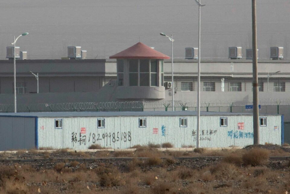 Vakttårn for å holde utkikk og piggtrådgjerder for å holde inntrengere ute ved et anlegg i Artux i Xinjiang-regionen. En australsk tankesmie sier kinesiske myndigheter utvidet nettverket av fengselslignende interneringsleirer i regionen, der muslimske minoriteter – stort sett uigur-folk – angivelig blir utsatt for politisk indoktrinering.