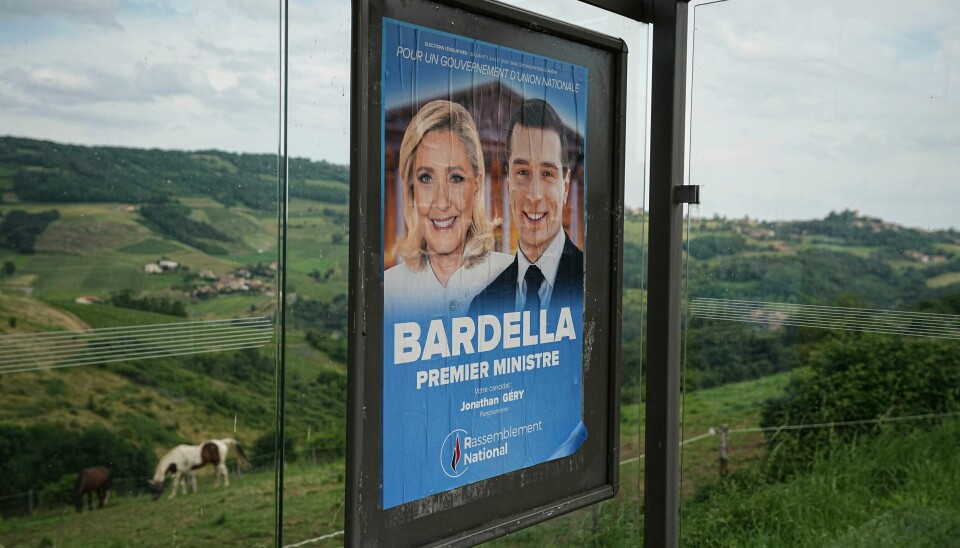 En valgplakat for Nasjonal samling i Sainte-Paule sentralt i Frankrike med bilde av veteranen Marine Le Pen og partileder Jordan Bardella. Partiet har økt forspranget på meningsmålingene den siste tiden. Foto: Laurent Cipriani / AP / NTB En valgplakat for Nasjonal samling i Sainte-Paule sentralt i Frankrike med bilde av veteranen Marine Le Pen og partileder Jordan Bardella. Partiet har økt forspranget på meningsmålingene den siste tiden. Foto: Laurent Cipriani / AP / NTB