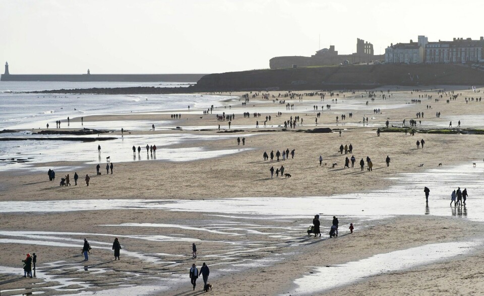 Den eneste måneden som ikke har vært varmere enn normalt i Storbritannia i år, er desember. Her spaserer folk på Tynemouth Longsands Beach i Tynemouth nordøst i England. Foto: Stefan Rousseau / PA via AP / NTB Den eneste måneden som ikke har vært varmere enn normalt i Storbritannia i år, er desember. Her spaserer folk på Tynemouth Longsands Beach i Tynemouth nordøst i England. Foto: Stefan Rousseau / PA via AP / NTB