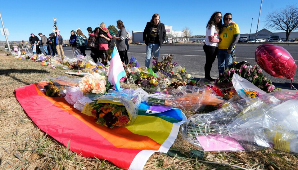 Folk har lagt ned blomster og regnbueflagg ved homobaren der fem personer ble skutt og drept i Colorado Springs i USA. Foto: David Zalubowski / AP / NTB Folk har lagt ned blomster og regnbueflagg ved homobaren der fem personer ble skutt og drept i Colorado Springs i USA. Foto: David Zalubowski / AP / NTB