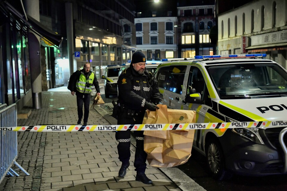 Politiet jobbet på stedet etter at en politipatrulje i Oslo ble kontaktet av en ung mann med stikkskader på Hammersborg. Foto: Rodrigo Freitas / NTB Politiet jobber på stedet etter at en politipatrulje i Oslo ble kontaktet av en ung mann med stikkskader på Hammersborg. Foto: Rodrigo Freitas / NTB