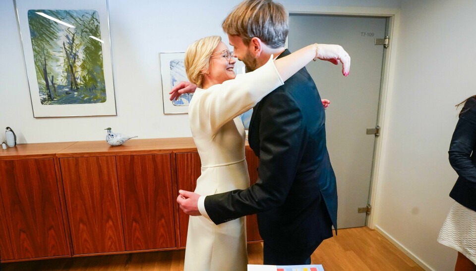 OVERTOK: Det vanket gode klemmer og lovord under fredagens nøkkeloverrekkelse i Helse- og omsorgsdepartementet. Jan Christian Vestre (t.h.) overtar som helse- og omsorgsminister etter Ingvild Kjerkol. Det vanket gode klemmer og lovord under fredagens nøkkeloverrekkelse i Helse- og omsorgsdepartementet. Jan Christian Vestre (t.h.) overtar som helse- og omsorgsminister etter Ingvild Kjerkol. Foto: Lise Åserud / NTB