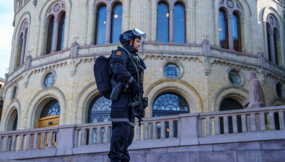 NEDSTENGT: Væpnet politi utenfor Stortinget der alle innganger ble stengt onsdag formiddag på grunn av bombetrusler. PST skal nå starte etterforskning. Væpnet politi utenfor Stortinget der alle innganger ble stengt onsdag formiddag på grunn av bombetrusler. PST skal nå starte etterforskning. Foto: Cornelius Poppe / NTB