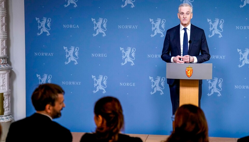 Statsminister Jonas Gahr Støre presenterte fredag sine nye statsråder, som sitter i forgrunnen. Foto: Stian Lysberg Solum / NTB Statsminister Jonas Gahr Støre presenterte fredag sine nye statsråder, som sitter i forgrunnen. Foto: Stian Lysberg Solum / NTB