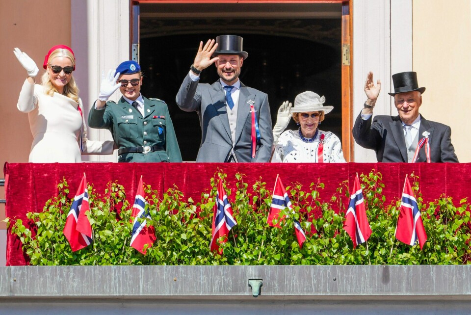 Kongefamilien hilste barnetoget i Oslo fra slottsbalkongen. Foto: Heiko Junge / NTB Kongefamilien hilste barnetoget i Oslo fra slottsbalkongen. Foto: Heiko Junge / NTB