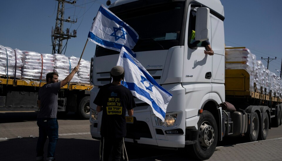 Ytterliggående israelere har tidligere forsøkt å hindre at nødhjelp får slippe inn på Gazastripen via Kerem Shalom-overgangen, men søndag skal fire lastebiler med drivstoff til sykehus ha fått slippe inn. Foto: AP / NTB Ytterliggående israelere har i flere måneder forsøkt å hindre nødhjelpsforsendelser til den palestinske sivilbefolkningen på Gazastripen, som her ved grenseovergangen Kerem Shalom sist torsdag. Foto: AP / NTB