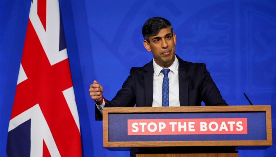 SLAGORD: «Stopp båtene», har vært budskapet fra britenes konservative statsminister, Rishi Sunak, med henvisning til migranter og flyktninger som har tatt seg over den britiske kanalen. Rishi Sunak vil stanse strømmen med migranter som kommer til Storbritannia med båt. Foto: Toby Melville / AP / NTB