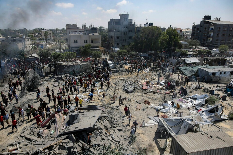 Minst 39.480 palestinere er drept på Gazastripen i løpet av 300 dager med krigføring, opplyser de palestinske helsemyndighetene der. Her går palestinere gjennom et område rammet av et israelsk rakettangrep i Khan Younis i midten av juli. Foto: Jehad Alshrafi / AP / NTB Minst 39.480 palestinere er drept på Gazastripen i løpet av 300 dager med krigføring, opplyser de palestinske helsemyndighetene der. Her går palestinere gjennom et område rammet av et israelsk rakettangrep i Khan Younis i midten av juli. Foto: Jehad Alshrafi / AP / NTB