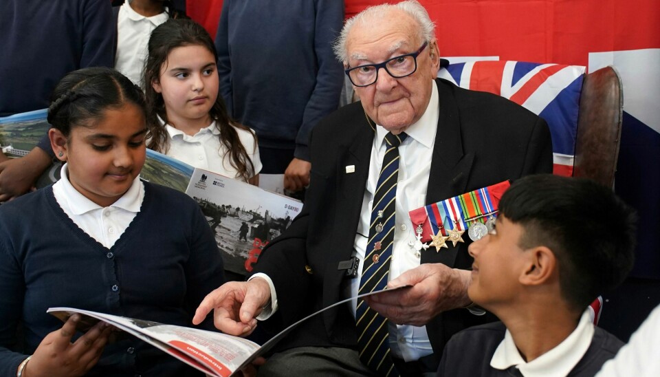 D-dag-veteran Ken Hay (98) er klar i sitt budskap til britiske skoleelever. Kjærlighet er det som skal til for å hindre eller å få slutt på krigshandlinger. Foto: Gareth Fuller/PA via AP / NTB D-dag-veteran Ken Hay (98) er klar i sitt budskap til britiske skoleelever. Kjærlighet er det som skal til for å hindre eller å få slutt på krigshandlinger. Foto: Gareth Fuller/PA via AP / NTB