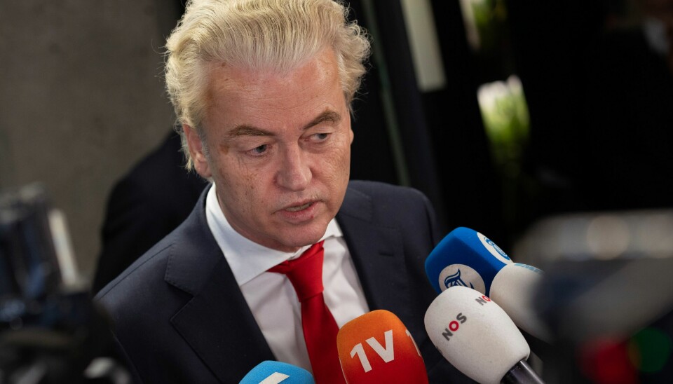 Frihetspartiets leder Geert Wilders ble størst i valget i november, men fikk ikke nok mandater til å danne regjering på egen hånd. Partiet danner derfor koalisjon med tre andre partier. Geert Wilders, som leder ytre høyrepartiet PVV, snakker med presset to dager etter at partiet hans ble størst i valget i november. Foto: Peter Dejong / AP / NTB