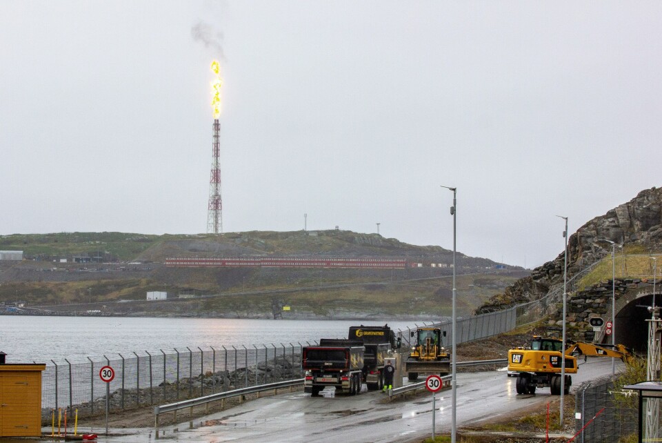 MELKØYA: Debatten om elektrifiseringen av Melkøya lever i beste velgående. Saken kan havne i retten om Sametinget velger å saksøke staten. Det er opprettet en sikkerhetssone på 300 meter etter at det ble meldt om en gasslekkasje på Equinors anlegg på Melkøya i Hammerfest onsdag formiddag. Gassflammen veksler mellom stor flamme og nesten igjen flamme. Foto: Jonathan Jæger / Hammerfestingen / NTB