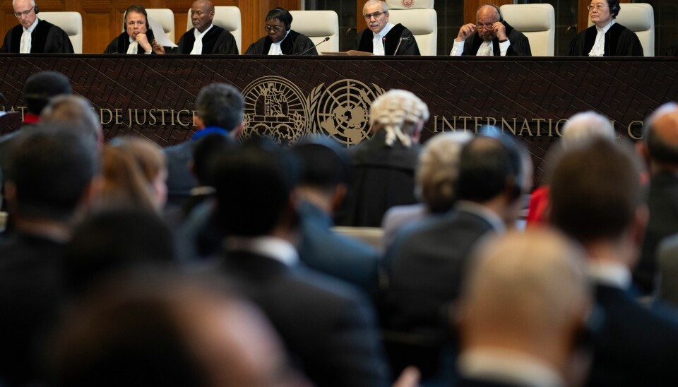 HAAG: Dommerne i Den internasjonale domstolen (ICJ) da retten torsdag begynte behandlingen av Sør-Afrikas krav om stans av Israels Rafah-operasjon. Presiding judge Nawaf Salam, third from right, opens the hearings at the International Court of Justice, in The Hague, Netherlands, Thursday, May 16, 2024. The U.N.'s top court opened two days of hearings in a case brought by South Africa to see whether Israel needs to take additional measures to alleviate the suffering in war-ravaged Gaza. (AP Photo/Peter Dejong)