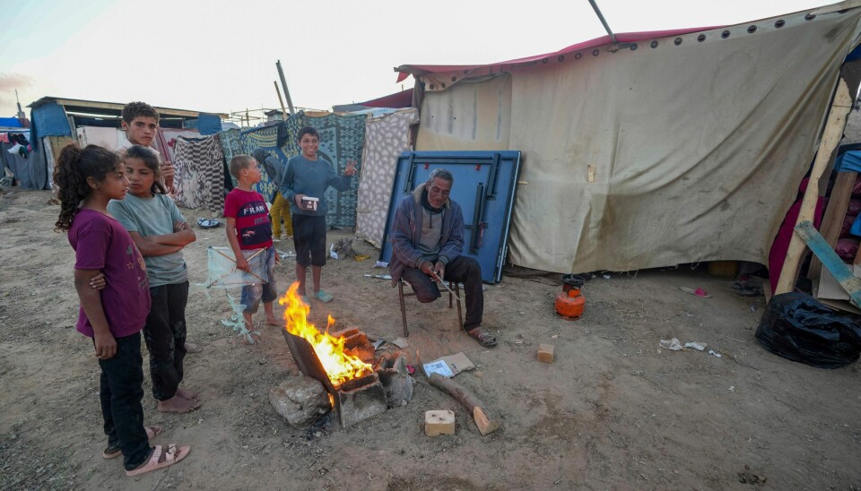 Krigen mellom Israels militære og Hamas blir av Unicef trekt fram som det som har «fått mat- og helsesystemet til å kollapse». Biletet tatt 13. mai viser fordrivne palestinske barn i Deir al Balah-leiaren på Gazastripa. Foto: Abdel Kareem Hana / AP / NTB Regjeringen øker bistanden til palestinske flyktninger på Gazastripen. Foto: AP / NTB
