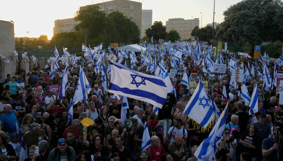 PROTESTER: Tusenvis av mennesker demonstrerte mandag kveld i Jerusalem mot statsminister Benjamin Netanyahu og hans regjering. Tusenvis av mennesker demonstrerte mandag kveld i Jerusalem mot statsminister Benjamin Netanyahu og hans regjering. Foto: Ohad Zwigenberg / AP / NTB
