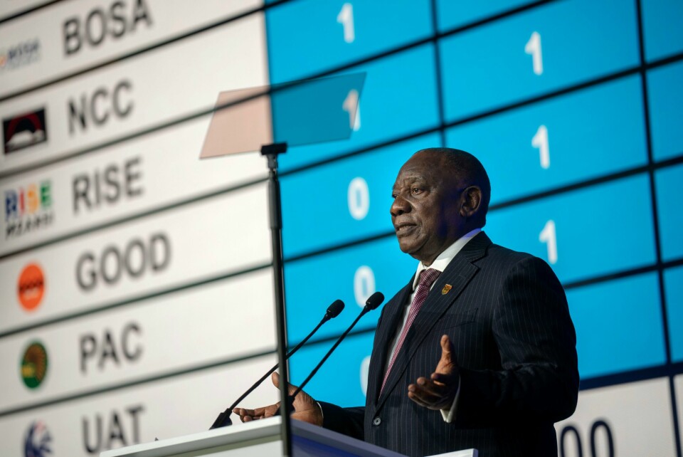 Sørafrikas president Cyril Ramaphosa taler under framleggelsen av valgresultatet i Johannesburg søndag. Hans parti ANC har mistet sitt flertall i nasjonalforsamlingen, men ble likevel størst med 40 prosent av stemmene. Foto: Emilio Morenatti / AP / NTB Sørafrikas president Cyril Ramaphosa taler under framleggelsen av valgresultatet i Johannesburg søndag. Hans parti ANC har mistet sitt flertall i nasjonalforsamlingen, men ble likevel størst med 40 prosent av stemmene. Foto: Emilio Morenatti / AP / NTB