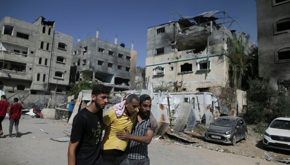 Palestinere hjelper en såret mann etter et israelsk angrep i Nuseirat på Gazastripen forrige uke. Palestinere hjelper en såret mann etter et israelsk angrep i Nuseirat på Gazastripen forrige uke. Foto: Jehad Alshrafi / AP / NTB