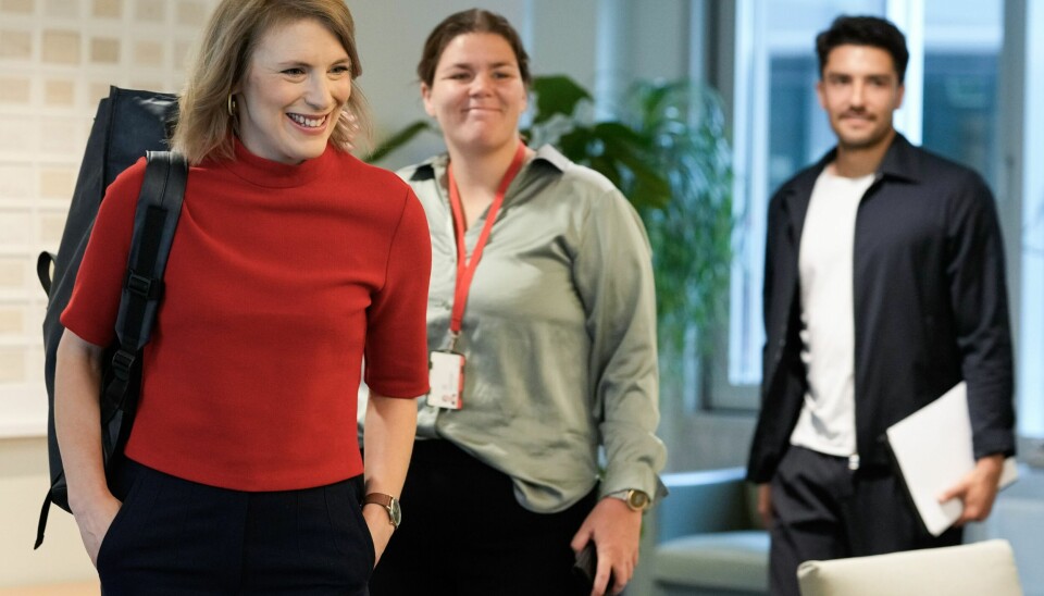 Det var god stemning da Kari Elisabeth Kaski (SV) og regjeringspartiene startet forhandlinger om revidert nasjonalbudsjett i slutten av mai. To uker senere er det klart at forhandlingene er svært tøffe og at SV mener det ikke er mulig å lande en enighet innen fristen. Foto: Cornelius Poppe / NTB Det var god stemning da Kari Elisabeth Kaski (SV) og regjeringspartiene startet forhandlinger om revidert nasjonalbudsjett i slutten av mai. To uker senere er det klart at forhandlingene er svært tøffe og at SV mener det ikke er mulig å lande en enighet innen fristen. Foto: Cornelius Poppe / NTB