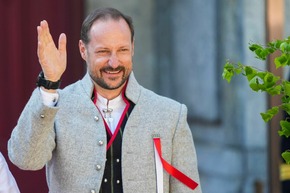 Kronprins Haakon har beskrevet at «følelsen av aldring kommer som et blaff» og nevner en rekke faktorer som gjør at han føler seg eldre. Her hilser han barnetoget under 17. maifeiringen på Skaugum. Foto: Lise Åserud / NTB Kronprins Haakon har beskrevet at «følelsen av aldring kommer som et blaff» og nevner en rekke faktorer som gjør at han føler seg eldre. Her hilser han barnetoget under 17. maifeiringen på Skaugum. Foto: Lise Åserud / NTB