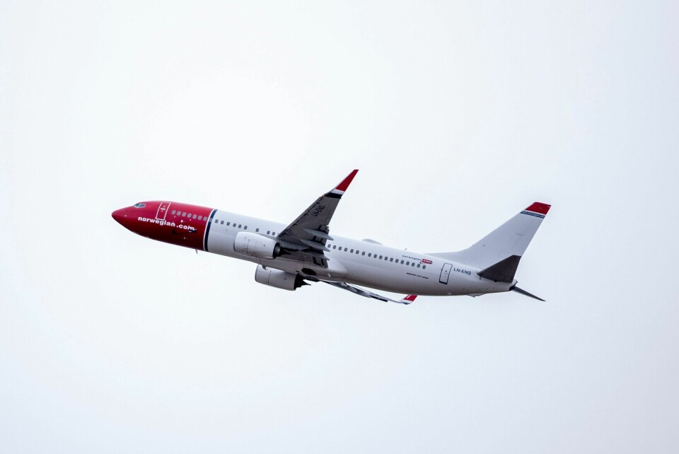 INNSTILLES: Norwegian mener det er uforsvarlig å fly til Tel Aviv når landets militær er i krig mot Hamas. Flyselskapet innstiller alle flygninger fram til februar neste år. Et fly fra Norwegian tar av fra Oslo lufthavn Gardermoen. Stadig flere flyr fra norske flyplasser enn under pandemien. Foto: Javad Parsa / NTB