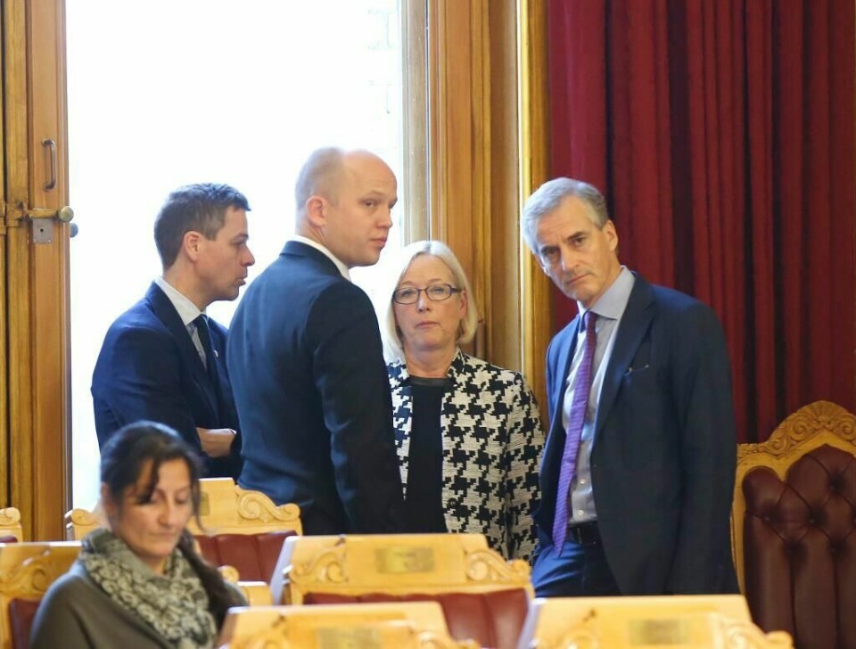 Ofte ulike i asylpolitikk, men i går sammen om å gjøre asylinnstramming midlertidig: KrF-leder Knut Arild Hareide, Sp-leder Trygve Slagsvold Vedum, Sps Marit Arnstad og Ap-leder Jonas Gahr Støre bakerst i salen.