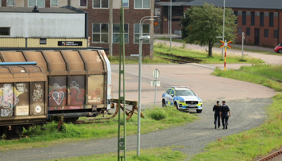 Det var på denne industritomten i Landskrona at den 14 år gamle jenta ble funnet bevisstløs og hardt skadet natt til tirsdag. Tre mindreårige jenter er mistenkt i saken. Foto: Anders Bjurö/TT / NTB To mindreårige er mistenkt for å ha drept en 14 år gammel jente i Landskrona i Sverige. Jenta ble funnet utendørs av en politipatrulje like over midnatt tirsdag. Foto: Anders Bjurö / TT / NTB