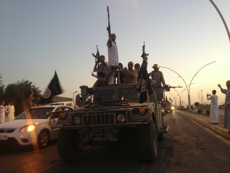 ISLAMISTER: Ekstremistgruppen IS har oppfordret til drap på jøder og kristne. Bildet er fra Mosul i Irak i 2014. In this photo taken Monday, June 23, 2014, fighters of the al-Qaida-inspired Islamic State of Iraq and the Levant (ISIL) parade in a commandeered Iraqi security forces armored vehicle down a main road at the northern city of Mosul, Iraq, more than two weeks after ISIL took over the country's second largest city. U.S. Secretary of State John Kerry warned Mideast nations on Wednesday against taking new military action in Iraq that might heighten already-tense sectarian divisions, as reports surfaced that Syria launched airstrikes across the border and Iran has been flying surveillance drones over the neighboring country. (AP Photo)