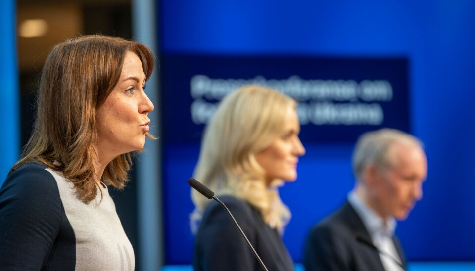 Justis- og beredskapsminister Emilie Enger Mehl (Sp), arbeids- inkluderingsminister Tonje Brenna (Ap) og direktør i UDI, Frode Forfang om situasjonen med fordrevne mennesker fra Ukraina, om mottak og bosetting. Arbeids- og inkluderingsminister Tonje Brenna (Ap) (t.v.) og justis- og beredskapsminister Emilie Enger Mehl (Sp) (i bakgrunnen) vil mandag møte pressen for å orientere om situasjonen knyttet til ukrainske flyktninger i Norge. Foto: Emilie Holtet / NTB