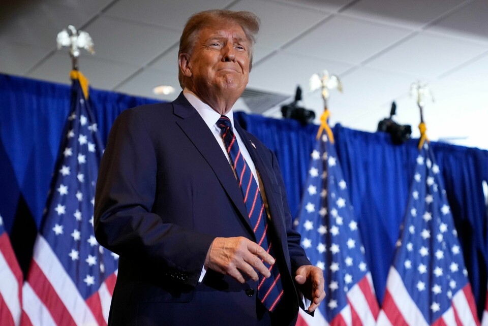En fornøyd Donald Trump gjør seg klar til å tale på valgvaken etter at han vant nominasjonsvalget i New Hampshire. Foto: Matt Rourke / AP / NTB En fornøyd Donald Trump gjør seg klar til å tale på valgvaken etter at han vant nominasjonsvalget i New Hampshire. Foto: Matt Rourke / AP / NTB