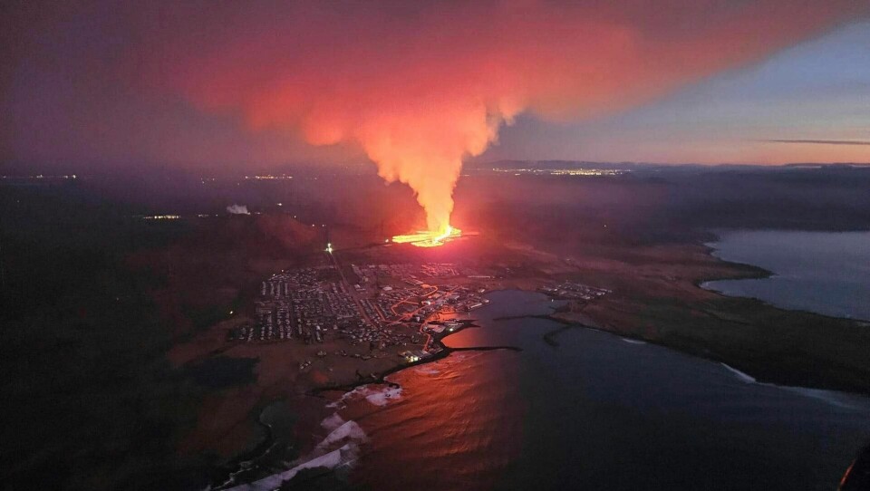Lava renner like utenfor den lille byen Grindavik sørvest i landet. Foto: Almannavarnadeild ríkislögreglustjóra / NTB Lava renner like utenfor den lille byen Grindavik sørvest i landet. Foto: Almannavarnadeild ríkislögreglustjóra / NTB