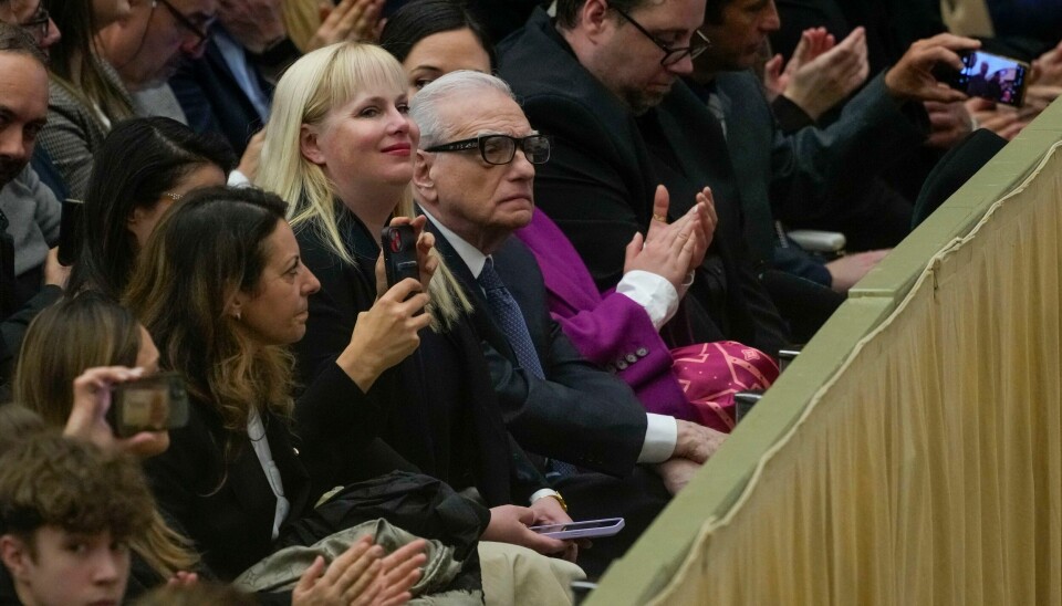 Før det private møtet deltok regissøren sammen med datteren Francesca (t.v) på en av pavens ukentlige møter med folket. Også den amerikanske skuespilleren Lily Gladstone var med. Foto: Andrew Medichini / AP / NTB Før det private møtet deltok regissøren sammen med datteren Francesca (t.v) på en av pavens ukentlige møter med folket. Også den amerikanske skuespilleren Lily Gladstone var med. Foto: Andrew Medichini / AP / NTB