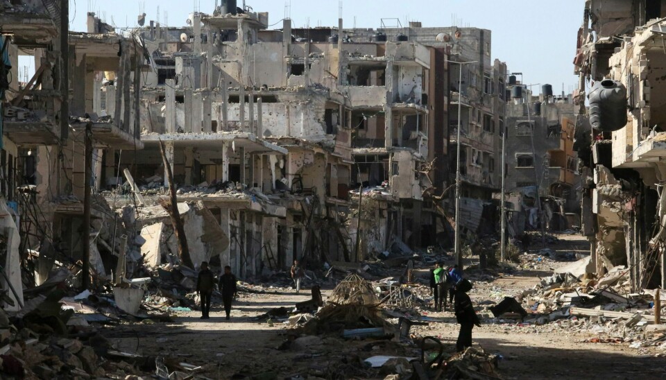 GAZA: Palestinere går gjennom ødelagte gater i Khan Younis på Gazastripen fredag 8. mars. Palestinere går gjennom ødelagte gater i Khan Younis på Gazastripen fredag 8. mars. Foto: Hatem Ali / AP / NTB