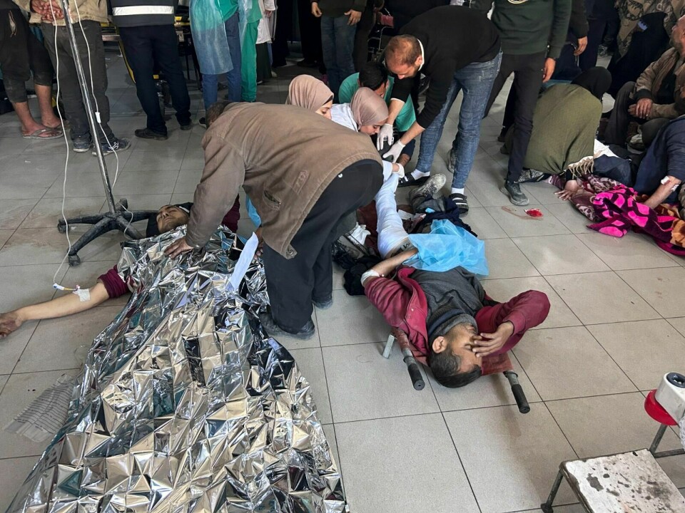 Helsemyndighetene i Gaza sier israelske styrker drepte minst 104 palestinere og såret over 750 da de åpnet ild mot palestinere som ventet på nødhjelp grytidlig torsdag morgen. Den israelske hæren erkjenner at deres soldater åpnet ild, en sier mange ble drept fordi det oppsto panikk da tusenvis av palestinere omringet en nødhjelpskolonne med rundt 30 lastebiler. Bildet viser sårede på Shifa-sykehuset torsdag. Foto: Mahmoud Essa / AP / NTB Palestinere som ble såret mens de ventet på nødhjelp nær stranden i Gaza by, får behandling på Shifa-sykehuset torsdag. Foto: Mahmoud Essa / AP / NTB