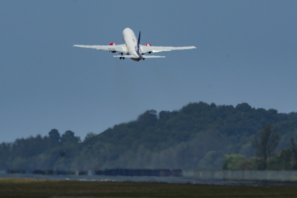 Kongeparet har startet hjemreisen til Norge. Flyet lettet like etter klokken 6 søndag morgen norsk tid. Foto: Vincent Thian / AP / NTB Kongeparet har startet hjemreisen til Norge. Flyet lettet like etter klokken 6 søndag morgen norsk tid. Foto: Vincent Thian / AP / NTB