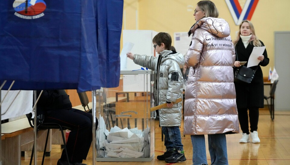 Russere avlegger stemme på et valglokale i St. Petersburg søndag. Foto: Dmitri Lovetsky / AP / NTB Russere avlegger stemme på et valglokale i St. Petersburg søndag. Foto: Dmitri Lovetsky / AP / NTB