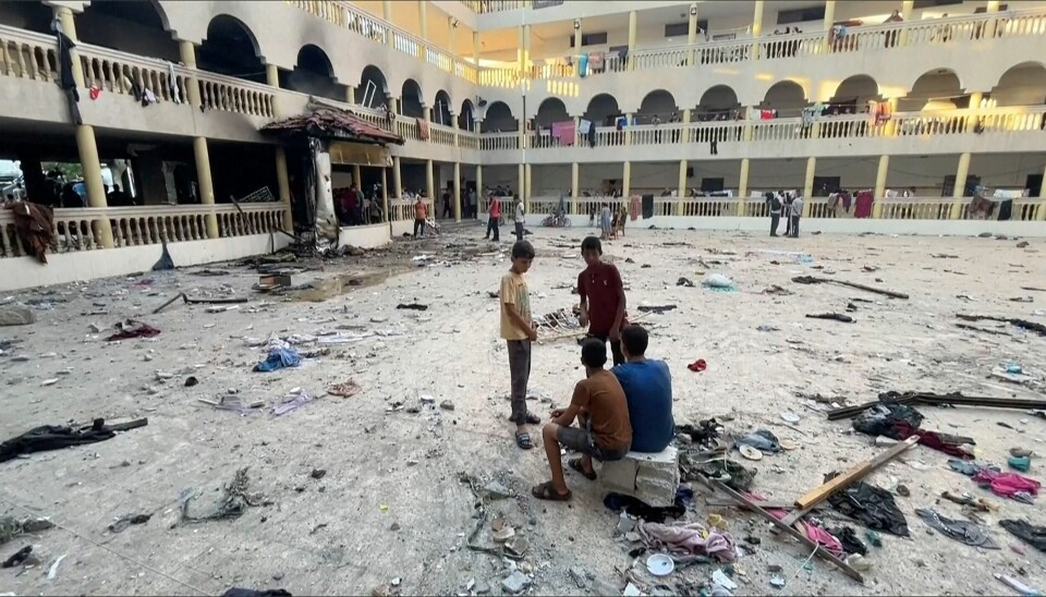 Skolegården i tilknytning til skolebygget som ble rammet av et israelsk angrep tidlig lørdag morgen. Foto: AP / NTB Skolegården i tilknytning til skolebygget som ble rammet av et israelsk angrep tidlig lørdag morgen. Foto: AP / NTB